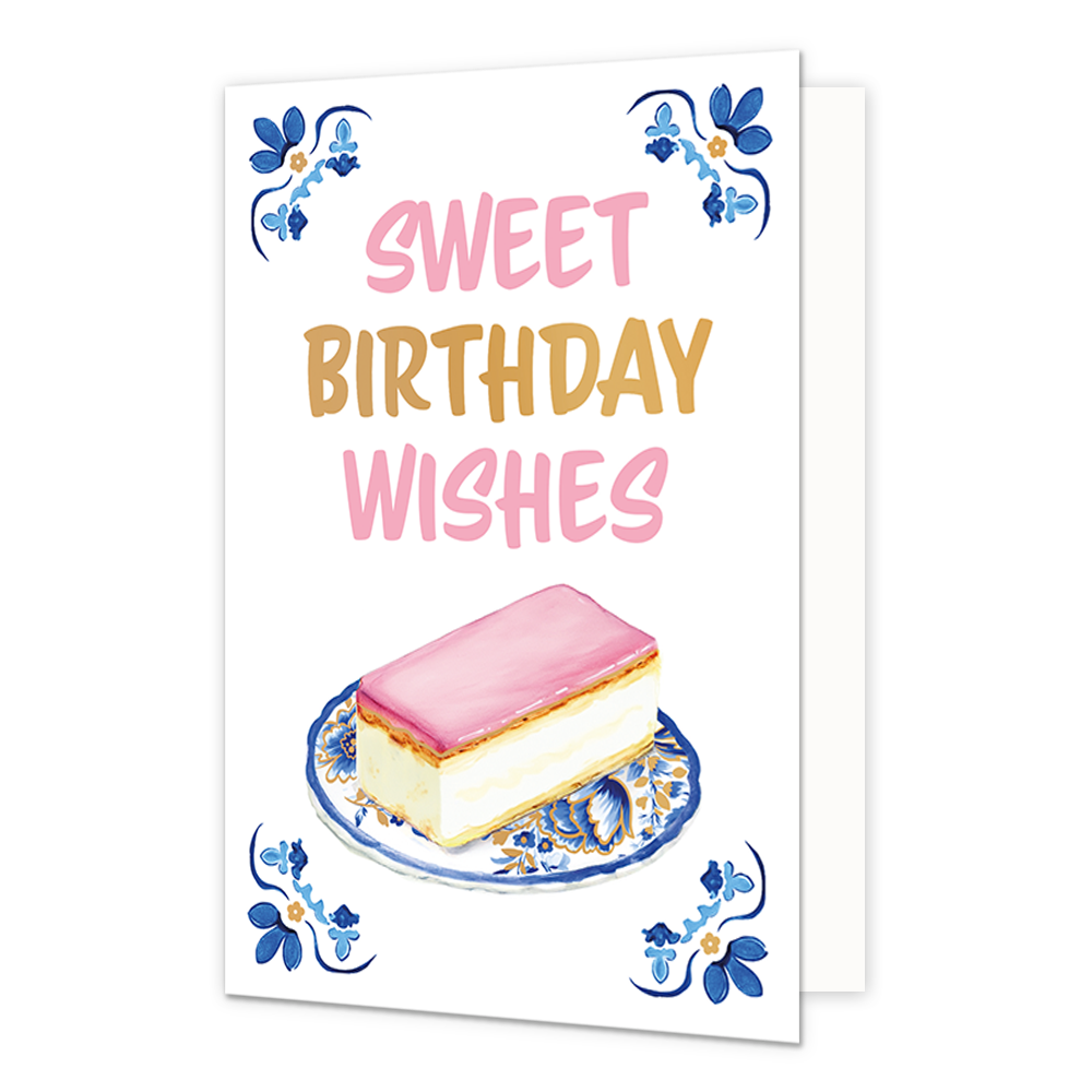 Sweet birthday wishes - Formaat: Normaal - Vorm: Staand - Verjaardagskaart - Op deze wenskaart staat aan de onderzijde een tompouce met een roze glazuurlaag afgebeeld op een gebaksbordje dat is versierd met blauw-witte bloemmotieven in Delfts blauwe stijl en gouden accenten. In de vier hoeken van de kaart bevindt zich een symmetrisch, traditioneel blauw met goudkleurig ornament tegen een witte achtergrond. Boven het gebakje staat in grote letters de tekst "Sweet Birthday Wishes" geschreven, waarbij de woor
