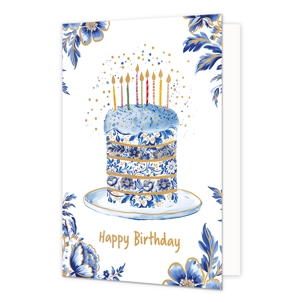 Happy birthday - Formaat: Normaal - Vorm: Staand - Verjaardagskaart - Op deze wenskaart staat centraal op een bordje een verjaardagstaart afgebeeld die rijkelijk is gedecoreerd met blauw-witte bloemmotieven in Delfts blauwe stijl en goudkleurige tussenranden. Bovenop de taart bevindt zich een lichtblauwe glazuurlaag met goudkleurige spikkels waarin negen brandende kaarsjes in verschillende kleuren en patronen staan. De randen en hoeken van de kaart zijn op een witte achtergrond versierd met bijpassende gro