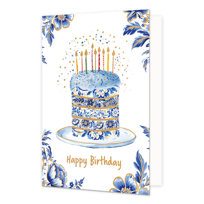 Happy birthday - Formaat: Normaal - Vorm: Staand - Verjaardagskaart - Op deze wenskaart staat centraal op een bordje een verjaardagstaart afgebeeld die rijkelijk is gedecoreerd met blauw-witte bloemmotieven in Delfts blauwe stijl en goudkleurige tussenranden. Bovenop de taart bevindt zich een lichtblauwe glazuurlaag met goudkleurige spikkels waarin negen brandende kaarsjes in verschillende kleuren en patronen staan. De randen en hoeken van de kaart zijn op een witte achtergrond versierd met bijpassende gro