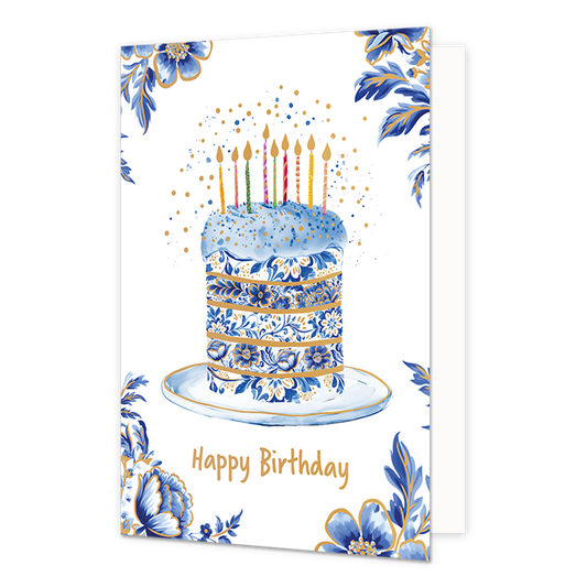 Happy birthday - Formaat: Normaal - Vorm: Staand - Verjaardagskaart - Op deze wenskaart staat centraal op een bordje een verjaardagstaart afgebeeld die rijkelijk is gedecoreerd met blauw-witte bloemmotieven in Delfts blauwe stijl en goudkleurige tussenranden. Bovenop de taart bevindt zich een lichtblauwe glazuurlaag met goudkleurige spikkels waarin negen brandende kaarsjes in verschillende kleuren en patronen staan. De randen en hoeken van de kaart zijn op een witte achtergrond versierd met bijpassende gro