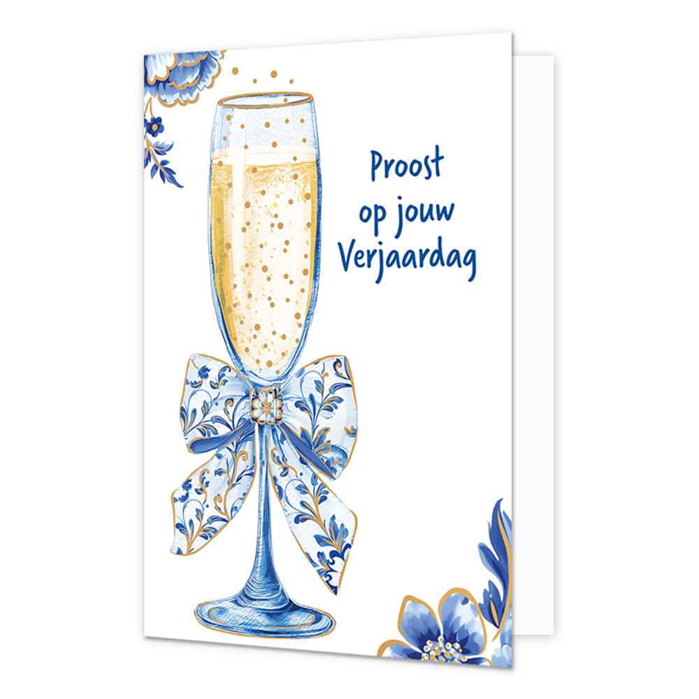 Proost op jouw verjaardag - Formaat: Normaal - Vorm: Staand - Verjaardagskaart - Op deze wenskaart staat aan de linkerzijde een gevuld champagneglas afgebeeld met een goudkleurige, bruisende inhoud en een grote strik om de steel die gedecoreerd is met blauw-witte bloemmotieven in Delfts blauwe stijl. De hoeken linksboven en rechtsonder zijn op een witte achtergrond versierd met bijpassende grote blauwe bloemen en bladeren met fijne goudkleurige randen. Aan de rechterzijde van het glas staat in blauwe lette