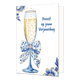 Proost op jouw verjaardag - Formaat: Normaal - Vorm: Staand - Verjaardagskaart - Op deze wenskaart staat aan de linkerzijde een gevuld champagneglas afgebeeld met een goudkleurige, bruisende inhoud en een grote strik om de steel die gedecoreerd is met blauw-witte bloemmotieven in Delfts blauwe stijl. De hoeken linksboven en rechtsonder zijn op een witte achtergrond versierd met bijpassende grote blauwe bloemen en bladeren met fijne goudkleurige randen. Aan de rechterzijde van het glas staat in blauwe lette