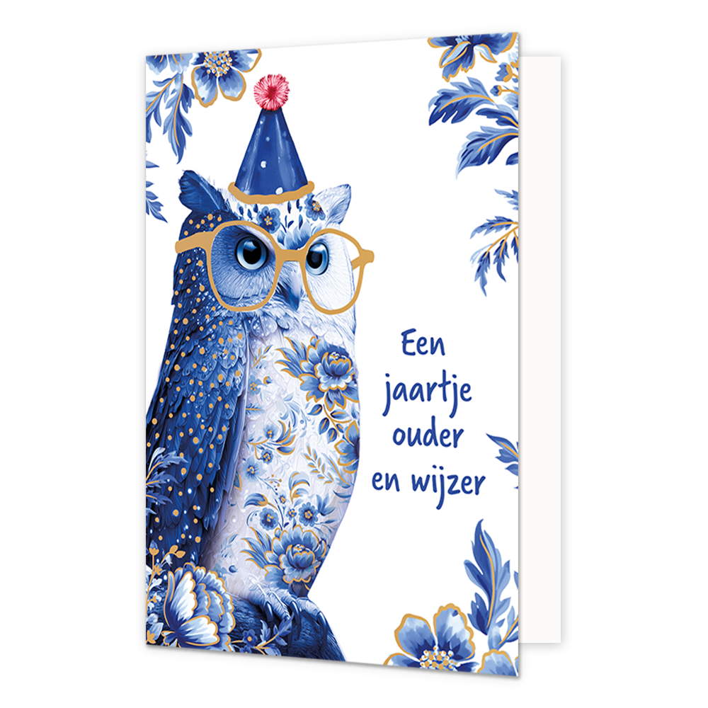Een jaartje ouder en wijzer - Formaat: Normaal - Vorm: Staand - Verjaardagskaart - Op deze wenskaart staat aan de linkerzijde een uil afgebeeld die gedecoreerd is met blauw-witte bloemmotieven in Delfts blauwe stijl, goudkleurige spikkels en een goudkleurige bril op zijn snavel draagt. Op de kop van de uil staat een blauw feestmutsje met een roze pompon, terwijl de hoeken van de kaart zijn versierd met grote blauwe bloemen en bladeren met gouden accenten tegen een witte achtergrond. Aan de rechterzijde van
