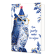 Een jaartje ouder en wijzer - Formaat: Normaal - Vorm: Staand - Verjaardagskaart - Op deze wenskaart staat aan de linkerzijde een uil afgebeeld die gedecoreerd is met blauw-witte bloemmotieven in Delfts blauwe stijl, goudkleurige spikkels en een goudkleurige bril op zijn snavel draagt. Op de kop van de uil staat een blauw feestmutsje met een roze pompon, terwijl de hoeken van de kaart zijn versierd met grote blauwe bloemen en bladeren met gouden accenten tegen een witte achtergrond. Aan de rechterzijde van
