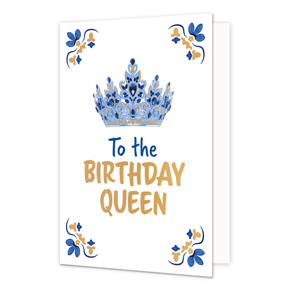 To the birthday queen - Formaat: Normaal - Vorm: Staand - Verjaardagskaart - Op deze wenskaart staat centraal aan de bovenzijde een koninklijke kroon afgebeeld die is ingelegd met blauwe edelstenen en voorzien is van goudkleurige details. In de vier hoeken van de kaart bevindt zich een symmetrisch, traditioneel blauw met goudkleurig ornament tegen een effen witte achtergrond. Onder de kroon staat in grote letters de tekst "To the Birthday Queen" geschreven, waarbij het woord "To the" in het blauw is gedruk