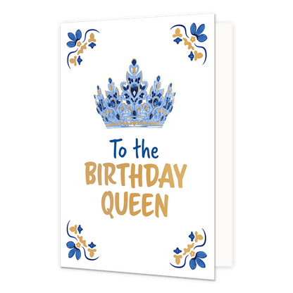 To the birthday queen - Formaat: Normaal - Vorm: Staand - Verjaardagskaart - Op deze wenskaart staat centraal aan de bovenzijde een koninklijke kroon afgebeeld die is ingelegd met blauwe edelstenen en voorzien is van goudkleurige details. In de vier hoeken van de kaart bevindt zich een symmetrisch, traditioneel blauw met goudkleurig ornament tegen een effen witte achtergrond. Onder de kroon staat in grote letters de tekst "To the Birthday Queen" geschreven, waarbij het woord "To the" in het blauw is gedruk