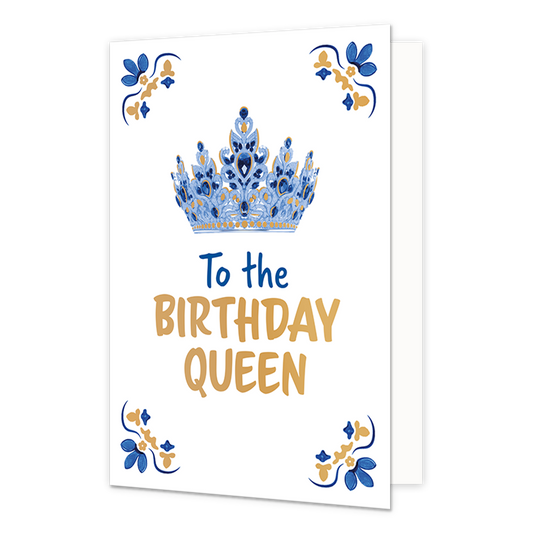 To the birthday queen - Formaat: Normaal - Vorm: Staand - Verjaardagskaart - Op deze wenskaart staat centraal aan de bovenzijde een koninklijke kroon afgebeeld die is ingelegd met blauwe edelstenen en voorzien is van goudkleurige details. In de vier hoeken van de kaart bevindt zich een symmetrisch, traditioneel blauw met goudkleurig ornament tegen een effen witte achtergrond. Onder de kroon staat in grote letters de tekst "To the Birthday Queen" geschreven, waarbij het woord "To the" in het blauw is gedruk