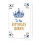 To the birthday queen - Formaat: Normaal - Vorm: Staand - Verjaardagskaart - Op deze wenskaart staat centraal aan de bovenzijde een koninklijke kroon afgebeeld die is ingelegd met blauwe edelstenen en voorzien is van goudkleurige details. In de vier hoeken van de kaart bevindt zich een symmetrisch, traditioneel blauw met goudkleurig ornament tegen een effen witte achtergrond. Onder de kroon staat in grote letters de tekst "To the Birthday Queen" geschreven, waarbij het woord "To the" in het blauw is gedruk