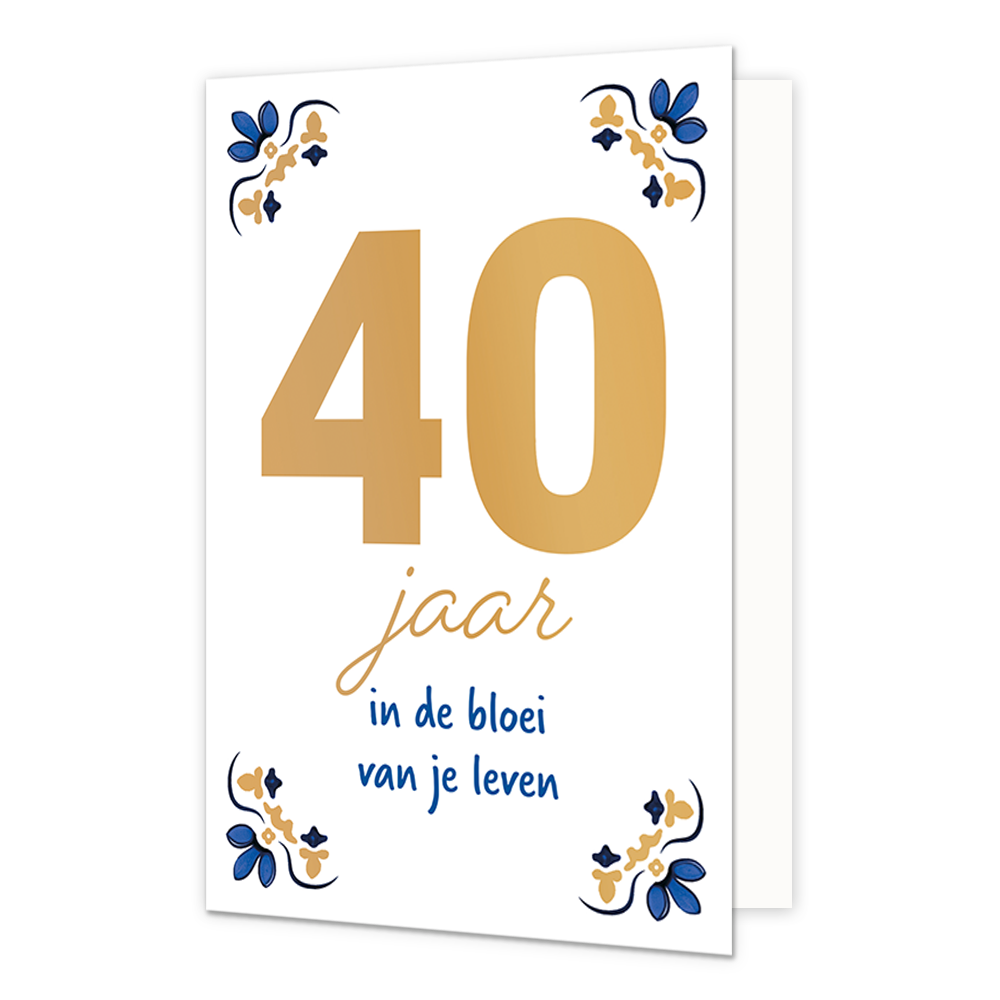 40 jaar - Formaat: Normaal - Vorm: Staand - Verjaardagskaart - Op deze wenskaart staat centraal het grote getal "40" in goudkleurige letters afgebeeld tegen een effen witte achtergrond. In de vier hoeken van de kaart bevindt zich een symmetrisch, traditioneel ornament in blauwe en goudkleurige tinten, geïnspireerd op een klassiek tegelontwerp. Onder het getal staat de handgeschreven tekst "jaar in de bloei van je leven", waarbij het woord "jaar" in het goud is gedrukt en de zin "in de bloei van je leven" i