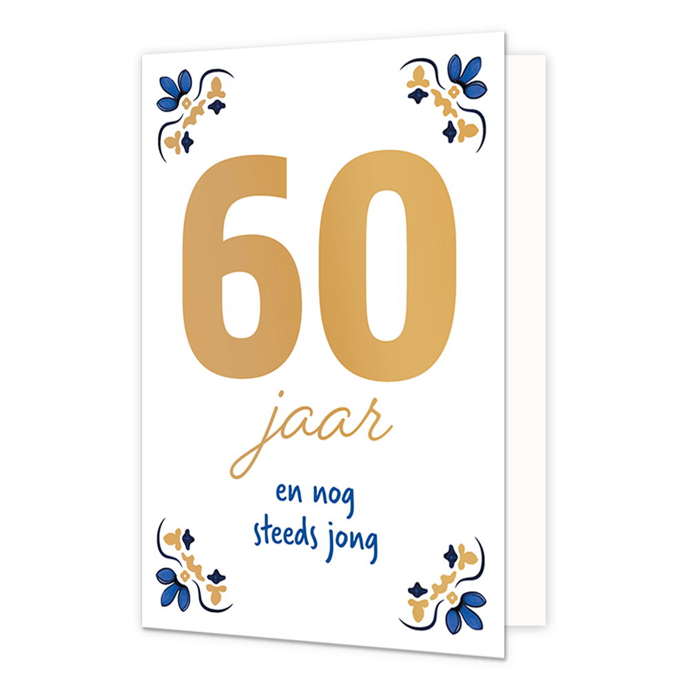 60 jaar - Formaat: Normaal - Vorm: Staand - Verjaardagskaart - Op deze wenskaart staat centraal het grote getal "60" in goudkleurige letters afgebeeld tegen een effen witte achtergrond. In de vier hoeken van de kaart bevindt zich een symmetrisch, traditioneel ornament in blauwe en goudkleurige tinten, geïnspireerd op een klassiek tegelontwerp. Onder het getal staat de handgeschreven tekst "jaar en nog steeds jong", waarbij het woord "jaar" in het goud is gedrukt en de zin "en nog steeds jong" in blauwe let