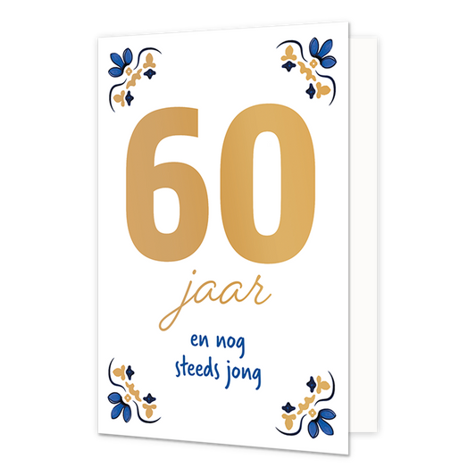 Op deze wenskaart staat centraal het grote getal "60" in goudkleurige letters afgebeeld tegen een effen witte achtergrond. In de vier hoeken van de kaart bevindt zich een symmetrisch, traditioneel ornament in blauwe en goudkleurige tinten, geïnspireerd op een klassiek tegelontwerp. Onder het getal staat de handgeschreven tekst "jaar en nog steeds jong", waarbij het woord "jaar" in het goud is gedrukt en de zin "en nog steeds jong" in blauwe letters daaronder staat.