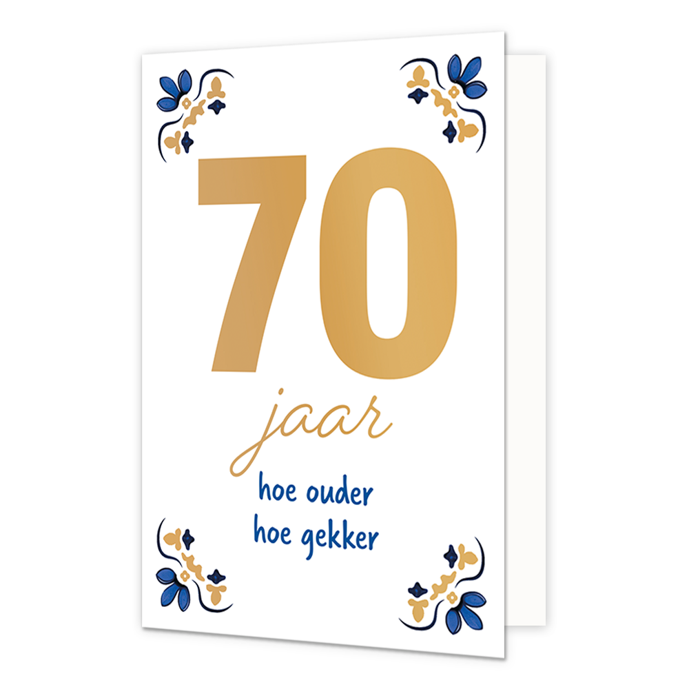 70 jaar - Formaat: Normaal - Vorm: Staand - Verjaardagskaart - Op deze wenskaart staat centraal het grote getal "70" in goudkleurige letters afgebeeld tegen een effen witte achtergrond. In de vier hoeken van de kaart bevindt zich een symmetrisch, traditioneel ornament in blauwe en goudkleurige tinten, geïnspireerd op een klassiek tegelontwerp. Onder het getal staat de handgeschreven tekst "jaar hoe ouder hoe gekker", waarbij het woord "jaar" in het goud is gedrukt en de zin "hoe ouder hoe gekker" in blauwe