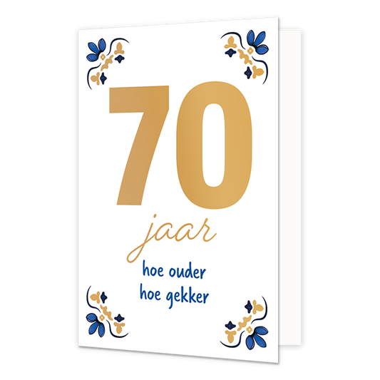 70 jaar - Formaat: Normaal - Vorm: Staand - Verjaardagskaart - Op deze wenskaart staat centraal het grote getal "70" in goudkleurige letters afgebeeld tegen een effen witte achtergrond. In de vier hoeken van de kaart bevindt zich een symmetrisch, traditioneel ornament in blauwe en goudkleurige tinten, geïnspireerd op een klassiek tegelontwerp. Onder het getal staat de handgeschreven tekst "jaar hoe ouder hoe gekker", waarbij het woord "jaar" in het goud is gedrukt en de zin "hoe ouder hoe gekker" in blauwe