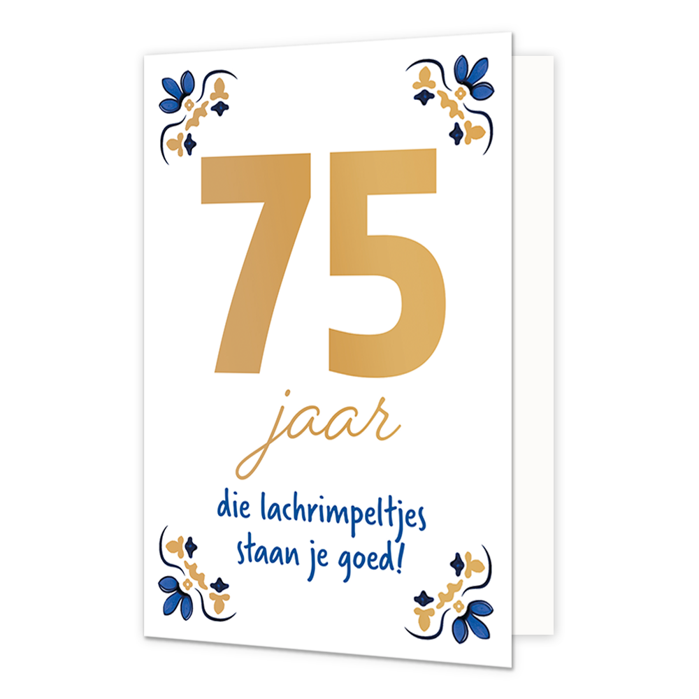 75 jaar - Formaat: Normaal - Vorm: Staand - Verjaardagskaart - Op deze wenskaart staat centraal het grote getal "75" in goudkleurige letters afgebeeld tegen een effen witte achtergrond. In de vier hoeken van de kaart bevindt zich een symmetrisch, traditioneel ornament in blauwe en goudkleurige tinten, geïnspireerd op een klassiek tegelontwerp. Onder het getal staat de handgeschreven tekst "jaar die lachrimpeltjes staan je goed!", waarbij het woord "jaar" in het goud is gedrukt en de zin "die lachrimpeltjes