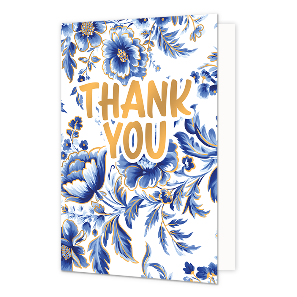 Thank you - Formaat: Normaal - Vorm: Staand - Bedankkaart - Op deze wenskaart is een achtergrond te zien die volledig gevuld is met een dicht patroon van grote, gedetailleerde blauw-witte bloemen en bladeren in Delfts blauwe stijl, afgewerkt met fijne goudkleurige randen. Centraal over dit bloemenpatroon heen staat de tekst "Thank You" in grote, goudkleurige letters met een witte omlijning geschreven. - Snelwenskaart