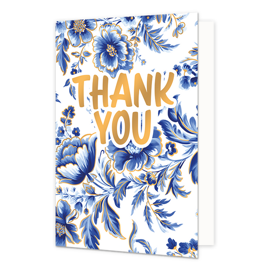 Thank you - Formaat: Normaal - Vorm: Staand - Bedankkaart - Op deze wenskaart is een achtergrond te zien die volledig gevuld is met een dicht patroon van grote, gedetailleerde blauw-witte bloemen en bladeren in Delfts blauwe stijl, afgewerkt met fijne goudkleurige randen. Centraal over dit bloemenpatroon heen staat de tekst "Thank You" in grote, goudkleurige letters met een witte omlijning geschreven. - Snelwenskaart