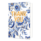 Thank you - Formaat: Normaal - Vorm: Staand - Bedankkaart - Op deze wenskaart is een achtergrond te zien die volledig gevuld is met een dicht patroon van grote, gedetailleerde blauw-witte bloemen en bladeren in Delfts blauwe stijl, afgewerkt met fijne goudkleurige randen. Centraal over dit bloemenpatroon heen staat de tekst "Thank You" in grote, goudkleurige letters met een witte omlijning geschreven. - Snelwenskaart