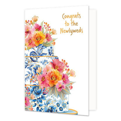 Congrats to the newlyweds - Formaat: Normaal - Vorm: Staand - Huwelijkskaart - Op deze wenskaart staat aan de linkerzijde een gestapelde bruidstaart afgebeeld die is gedecoreerd met goudkleurige tussenranden en blauw-witte bloemmotieven in Delfts blauwe stijl. De taartlagen zijn rijkelijk versierd met kleurrijke boeketten van roze, oranje en gele bloemen met groene blaadjes. Rechtsboven op de witte achtergrond staat in goudkleurige letters onder elkaar de tekst "Congrats to the Newlyweds" geschreven. - Sne