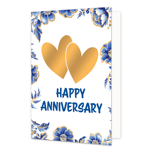 Happy anniversary - Formaat: Normaal - Vorm: Staand - Jubileumkaart - Op deze wenskaart staan centraal twee elkaar overlappende goudkleurige harten afgebeeld tegen een effen witte achtergrond. De randen en hoeken van de kaart zijn rijkelijk versierd met grote blauwe bloemen en bladeren in Delfts blauwe stijl, afgewerkt met fijne goudkleurige details. Onder de harten staat de tekst "Happy Anniversary" in grote, blauwe letters onder elkaar geschreven. - Snelwenskaart