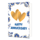 Happy anniversary - Formaat: Standaard - Vorm: Staand - Jubileumkaart - Op deze wenskaart staan centraal twee elkaar overlappende goudkleurige harten afgebeeld tegen een effen witte achtergrond. De randen en hoeken van de kaart zijn rijkelijk versierd met grote blauwe bloemen en bladeren in Delfts blauwe stijl, afgewerkt met fijne goudkleurige details. Onder de harten staat de tekst "Happy Anniversary" in grote, blauwe letters onder elkaar geschreven. - Snelwenskaart