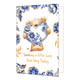Sending a little love your way today - Formaat: Normaal - Vorm: Staand - Denken aan kaart - Op deze wenskaart staat centraal een schattige, zittende teddybeer afgebeeld, die een groot hart vasthoudt dat versierd is met gedetailleerde blauw-witte Delfts Blauwe bloemmotieven en gouden accenten. De beer zelf heeft een lichtbruine kleur en kijkt met grote, vriendelijke ogen naar voren, met kleine rode hartjes bij zijn poten. De randen en hoeken van de kaart zijn rijkelijk versierd met bijpassende grote blauwe 