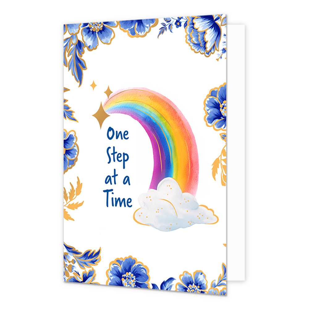 One step at a time - Formaat: Normaal - Vorm: Staand - Beterschapskaart - Op deze wenskaart staat centraal een kleurrijke regenboog afgebeeld die ontspringt uit een witte wolk met goudkleurige spikkels en omringd wordt door goudkleurige sterren. De hoeken en randen van de kaart zijn op een witte achtergrond rijkelijk versierd met grote blauwe bloemen en bladeren in Delfts blauwe stijl, afgewerkt met fijne goudkleurige details. Aan de linkerzijde van de regenboog staat in blauwe letters onder elkaar de teks