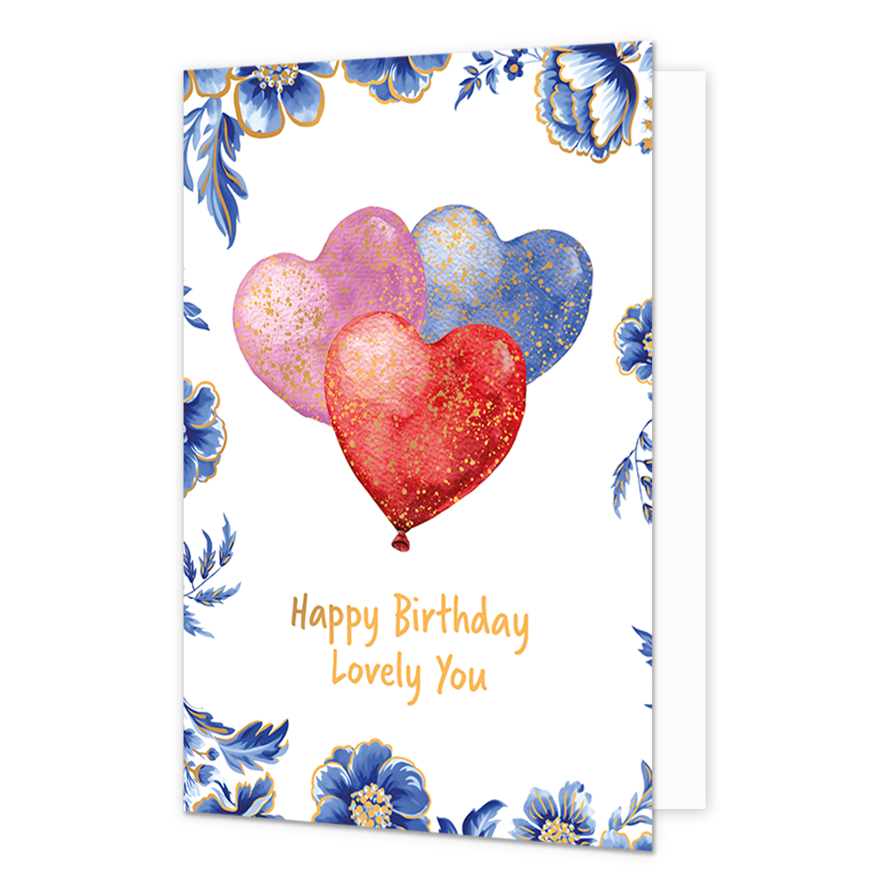  Op deze wenskaart staan centraal drie hartvormige ballonnen in de kleuren roze, blauw en rood afgebeeld, die versierd zijn met goudkleurige glitters tegen een effen witte achtergrond. De randen en hoeken van de kaart zijn rijkelijk gedecoreerd met grote blauwe bloemen en bladeren in Delfts blauwe stijl met goudkleurige randen. Onder de ballonnen staat in goudkleurige letters onder elkaar de tekst "Happy Birthday Lovely You" geschreven. 