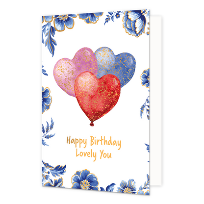  Op deze wenskaart staan centraal drie hartvormige ballonnen in de kleuren roze, blauw en rood afgebeeld, die versierd zijn met goudkleurige glitters tegen een effen witte achtergrond. De randen en hoeken van de kaart zijn rijkelijk gedecoreerd met grote blauwe bloemen en bladeren in Delfts blauwe stijl met goudkleurige randen. Onder de ballonnen staat in goudkleurige letters onder elkaar de tekst "Happy Birthday Lovely You" geschreven. 