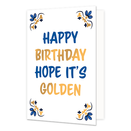 Op deze wenskaart staat centraal de tekst "Happy Birthday Hope It's Golden" in grote, speelse letters onder elkaar geschreven tegen een effen witte achtergrond. Hierbij zijn de woorden "Happy" en "Hope It's" in het blauw gedrukt en zijn de woorden "Birthday" en "Golden" in het goud uitgevoerd. In de vier hoeken van de kaart bevindt zich een symmetrisch, traditioneel ornament in blauwe en goudkleurige tinten, geïnspireerd op een klassiek tegelontwerp.