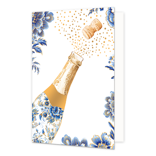 Champagne - Formaat: Normaal - Vorm: Staand - Blanco kaart - Op deze wenskaart staat schuin aan de linkerzijde een openspringende champagnefles afgebeeld, waarvan de fles zelf rijkelijk is versierd met een blauw-wit bloemmotief in Delfts blauwe stijl en goudkleurige randen. Uit de fles schiet een kurk omhoog, die vergezeld wordt door een feestelijke stroom van talrijke goudkleurige spikkels die bubbels symboliseren. De randen en hoeken van de kaart zijn op een effen witte achtergrond versierd met bijpassen
