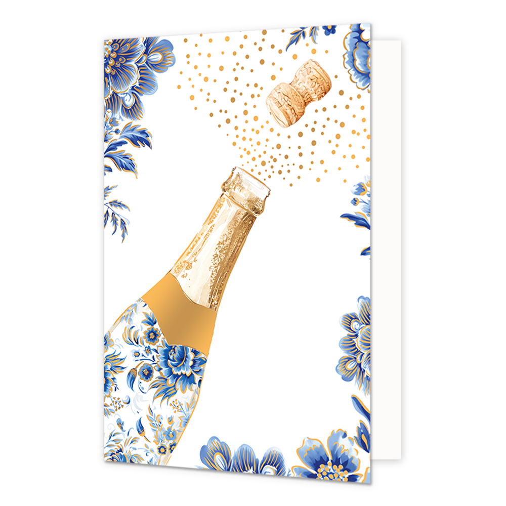Op deze wenskaart staat schuin aan de linkerzijde een openspringende champagnefles afgebeeld, waarvan de fles zelf rijkelijk is versierd met een blauw-wit bloemmotief in Delfts blauwe stijl en goudkleurige randen. Uit de fles schiet een kurk omhoog, die vergezeld wordt door een feestelijke stroom van talrijke goudkleurige spikkels die bubbels symboliseren. De randen en hoeken van de kaart zijn op een effen witte achtergrond met bijpassende grote blauwe bloemen en bladeren met fijne goudkleurige details.