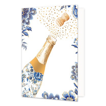 Op deze wenskaart staat schuin aan de linkerzijde een openspringende champagnefles afgebeeld, waarvan de fles zelf rijkelijk is versierd met een blauw-wit bloemmotief in Delfts blauwe stijl en goudkleurige randen. Uit de fles schiet een kurk omhoog, die vergezeld wordt door een feestelijke stroom van talrijke goudkleurige spikkels die bubbels symboliseren. De randen en hoeken van de kaart zijn op een effen witte achtergrond met bijpassende grote blauwe bloemen en bladeren met fijne goudkleurige details.