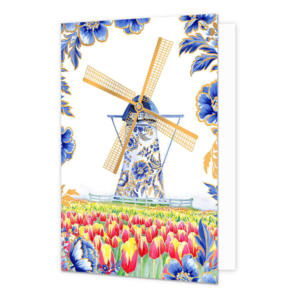 Op deze wenskaart staat centraal een traditionele Nederlandse windmolen afgebeeld, waarvan de romp rijkelijk is gedecoreerd met blauw-witte bloemmotieven in Delfts blauwe stijl en de wieken goudkleurig zijn. De molen staat achter een laag wit hekje in een uitgestrekt veld vol met bloeiende rode en gele tulpen. De hoeken en randen van de kaart zijn tegen een witte achtergrond versierd met bijpassende grote blauwe bloemen en bladeren met fijne goudkleurige randen.