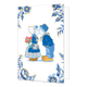 Kussend paar - Formaat: Standaard - Vorm: Staand - Blanco kaart - Op deze wenskaart staat een illustratie van een kussend jongetje en meisje in traditionele Nederlandse klederdracht, waarbij het meisje een boeket rode tulpen achter haar rug vasthoudt. De kinderen dragen blauwe kleding en goudkleurige klompen, wat aansluit bij de Delfts blauwe stijl van de omlijstende decoratie. De vier hoeken van de kaart zijn rijkelijk versierd met grote blauwe bloemen, bladeren en goudkleurige accenten tegen een witte ac
