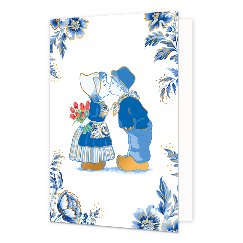  Op deze wenskaart staat een illustratie van een kussend jongetje en meisje in traditionele Nederlandse klederdracht, waarbij het meisje een boeket rode tulpen achter haar rug vasthoudt. De kinderen dragen blauwe kleding en goudkleurige klompen, wat aansluit bij de Delfts blauwe stijl van de omlijstende decoratie. De vier hoeken van de kaart zijn rijkelijk versierd met grote blauwe bloemen, bladeren en goudkleurige accenten tegen een witte achtergrond. Er bevindt zich geen tekst op deze illustratie. 