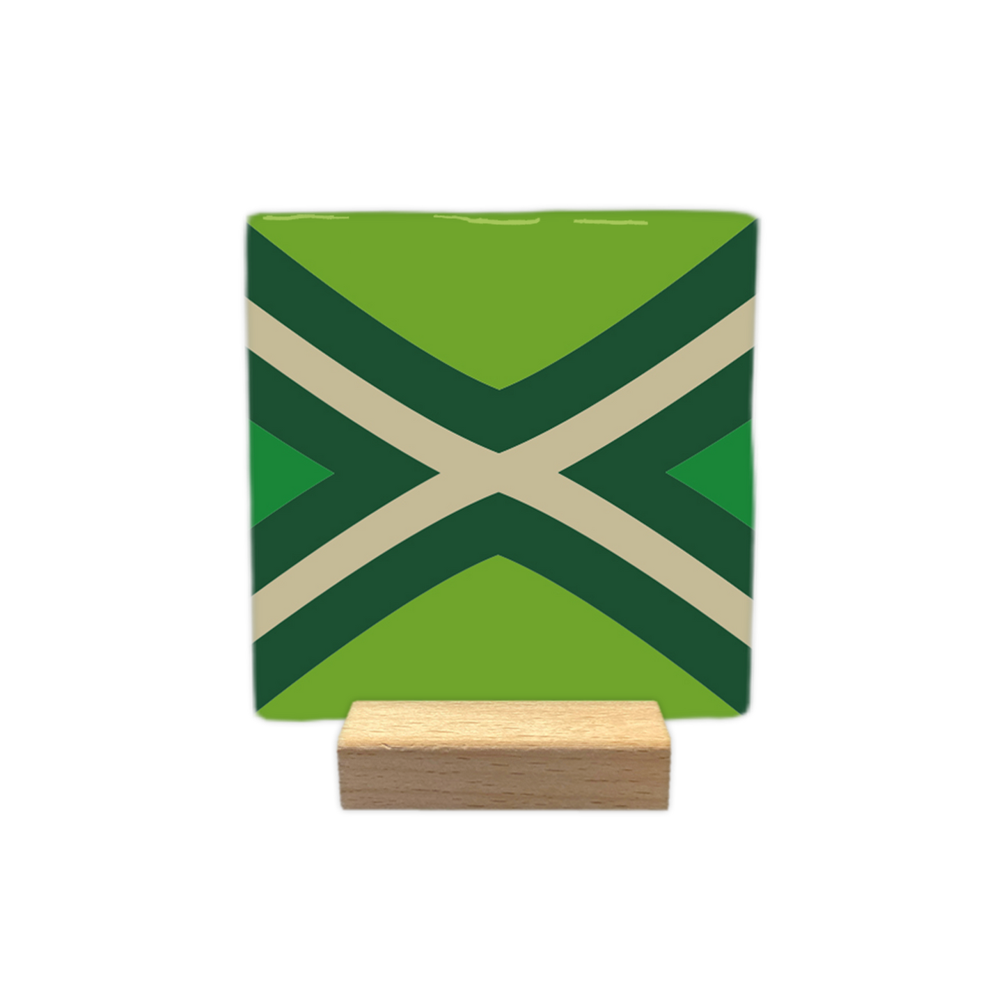 Achterhoekse vlag - Decoratie tegel - Formaat: - Op deze decoratie tegel is een geometrisch patroon in verschillende groentinten en beige te zien. Het ontwerp bestaat uit twee gekruiste lijnen in het midden die een x-vorm vormen met beige stroken. Rondom deze lijnen bevinden zich donkergroene banen die het patroon verder verdelen. De overige vlakken van de tegel zijn ingevuld met een lichtere tint groen. - Snelwenskaart