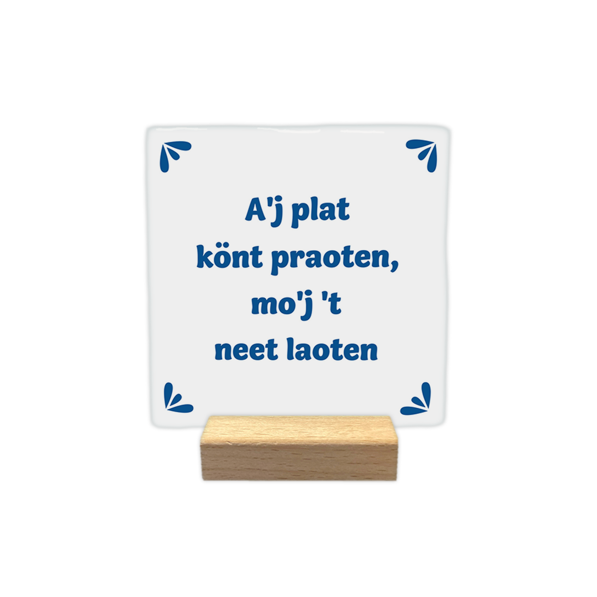 A'j plat könt praoten, mo'j 't neet loaten - Decoratie tegel - Formaat: - Op deze decoratie tegel staat de tekst "A'j plat könt praoten, mo'j 't neet laoten" in blauwe letters centraal afgebeeld. In elk van de vier hoeken is een klein, blauw decoratief element geplaatst dat bestaat uit drie bladvormige blaadjes. De achtergrond van de tegel is wit. - Snelwenskaart