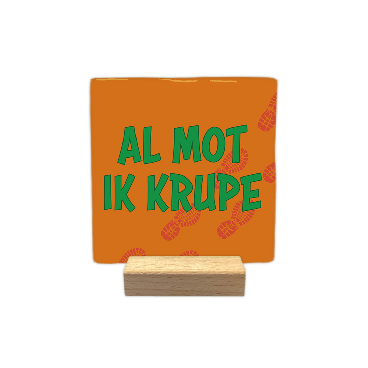 Al mot ik krupe - Decoratie tegel - Formaat: - Op deze decoratie tegel staat bovenaan de tekst "wel een heel eind lopen voor die afterparty" in witte letters. Daaronder zijn twee glazen bier te zien die tegen elkaar aan worden gehouden. De achtergrond heeft een egale groene kleur. - Snelwenskaart