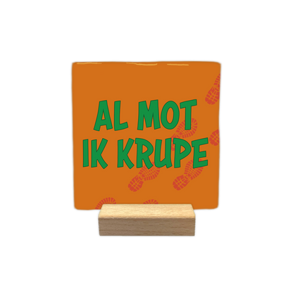 Al mot ik krupe - Decoratie tegel - Formaat: - Op deze decoratie tegel staat bovenaan de tekst "wel een heel eind lopen voor die afterparty" in witte letters. Daaronder zijn twee glazen bier te zien die tegen elkaar aan worden gehouden. De achtergrond heeft een egale groene kleur. - Snelwenskaart