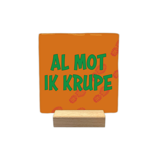 Al mot ik krupe - Decoratie tegel - Formaat: - Op deze decoratie tegel staat bovenaan de tekst "wel een heel eind lopen voor die afterparty" in witte letters. Daaronder zijn twee glazen bier te zien die tegen elkaar aan worden gehouden. De achtergrond heeft een egale groene kleur. - Snelwenskaart