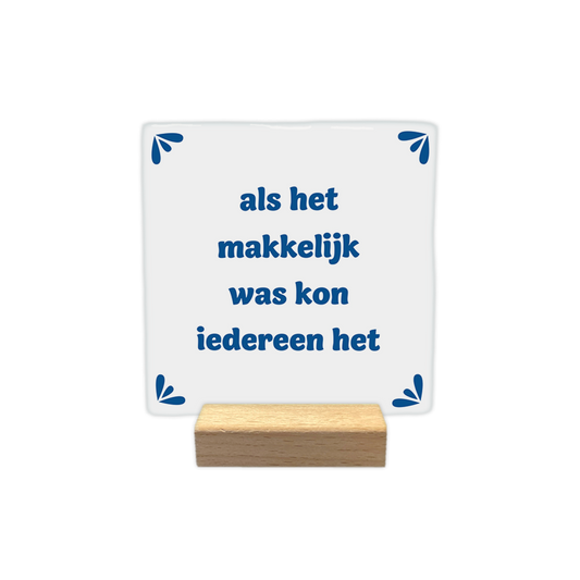 Als het makkelijk was kon iedereen het - Decoratie tegel - Formaat: - Op deze decoratie tegel staat centraal de tekst "niet perfect is ook goed" in blauwe, speelse letters met een witte omlijning. De achtergrond bestaat uit een golvend schaakbordpatroon met afwisselend gele en crèmekleurige vlakken. - Snelwenskaart