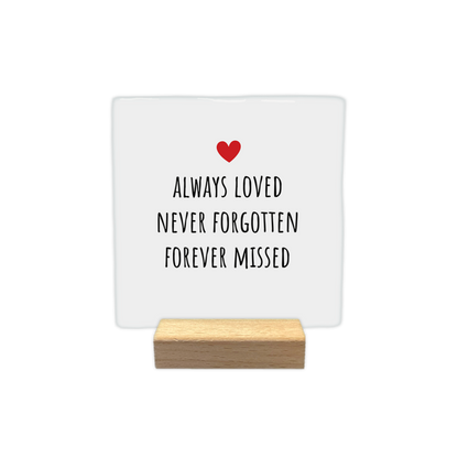 Always loves never forgotten forever missed - Decoratie tegel - Formaat: - Op deze decoratie tegel staat in het zwart de tekst 'Always loved never forgotten forever missed'. Boven de tekst staat een klein rood hartje. De achtergrond van de decoratie tegel is wit. - Snelwenskaart