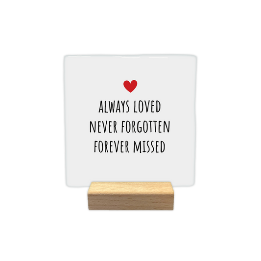 Always loves never forgotten forever missed - Decoratie tegel - Formaat: - Op deze decoratie tegel staat in het zwart de tekst 'Always loved never forgotten forever missed'. Boven de tekst staat een klein rood hartje. De achtergrond van de decoratie tegel is wit. - Snelwenskaart