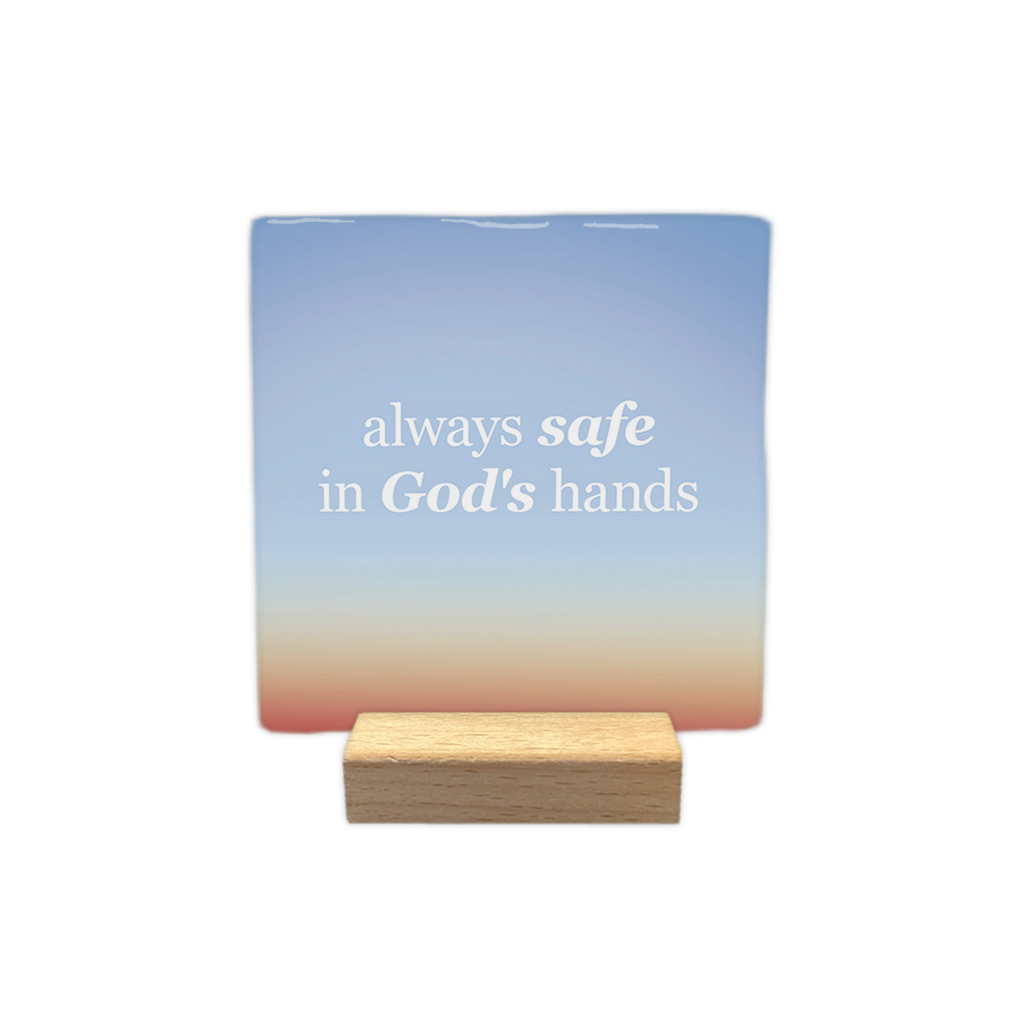 Always safe in God's hands - Decoratie tegel - Formaat: - Op deze decoratie tegel staat de tekst "always safe in God's hands" in witte letters. De woorden "safe" en "God's" zijn daarbij cursief weergegeven. De achtergrond heeft een kleurverloop van blauw aan de bovenzijde naar een warmere tint aan de onderzijde. - Snelwenskaart