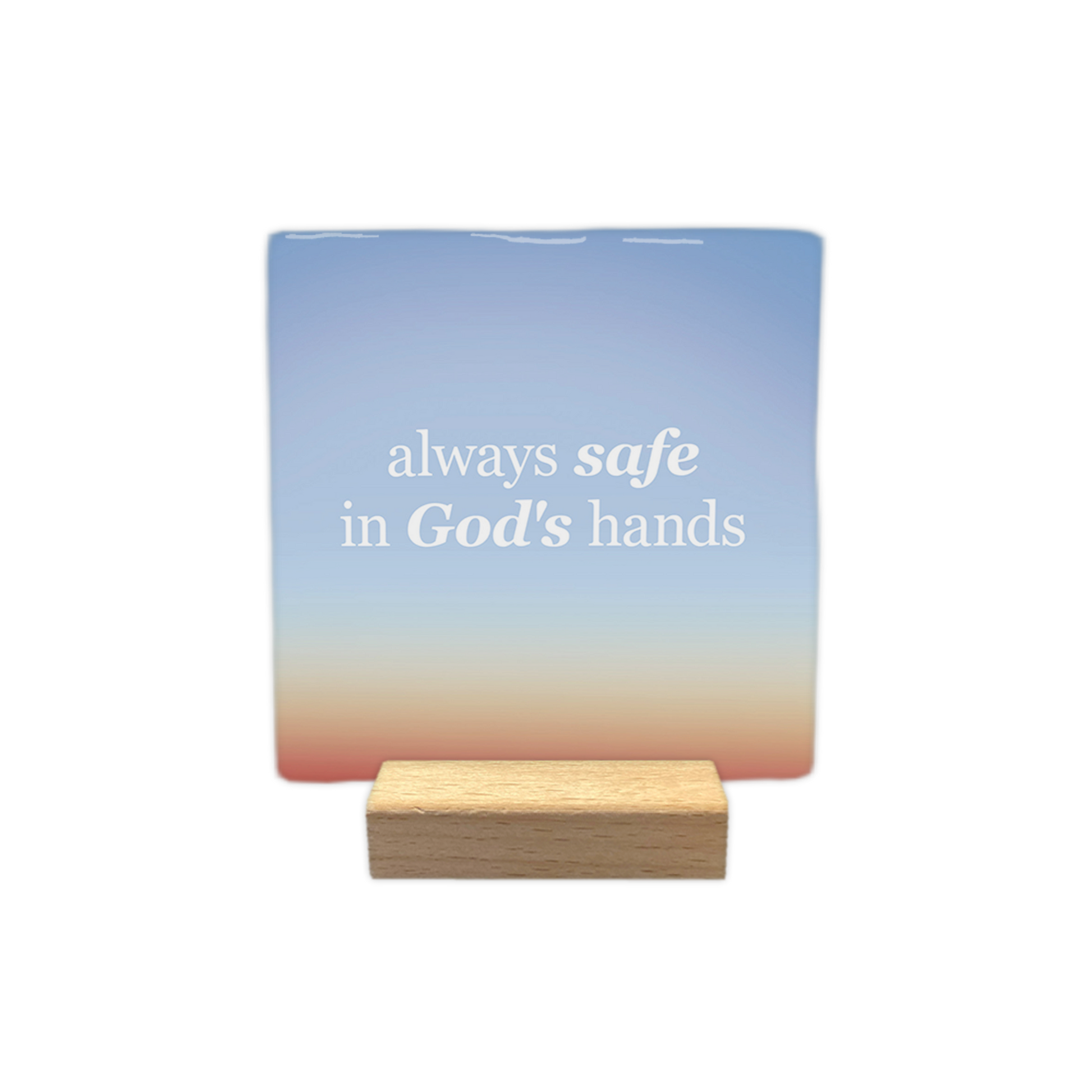Always safe in God's hands - Decoratie tegel - Formaat: - Op deze decoratie tegel staat de tekst "always safe in God's hands" in witte letters. De woorden "safe" en "God's" zijn daarbij cursief weergegeven. De achtergrond heeft een kleurverloop van blauw aan de bovenzijde naar een warmere tint aan de onderzijde. - Snelwenskaart