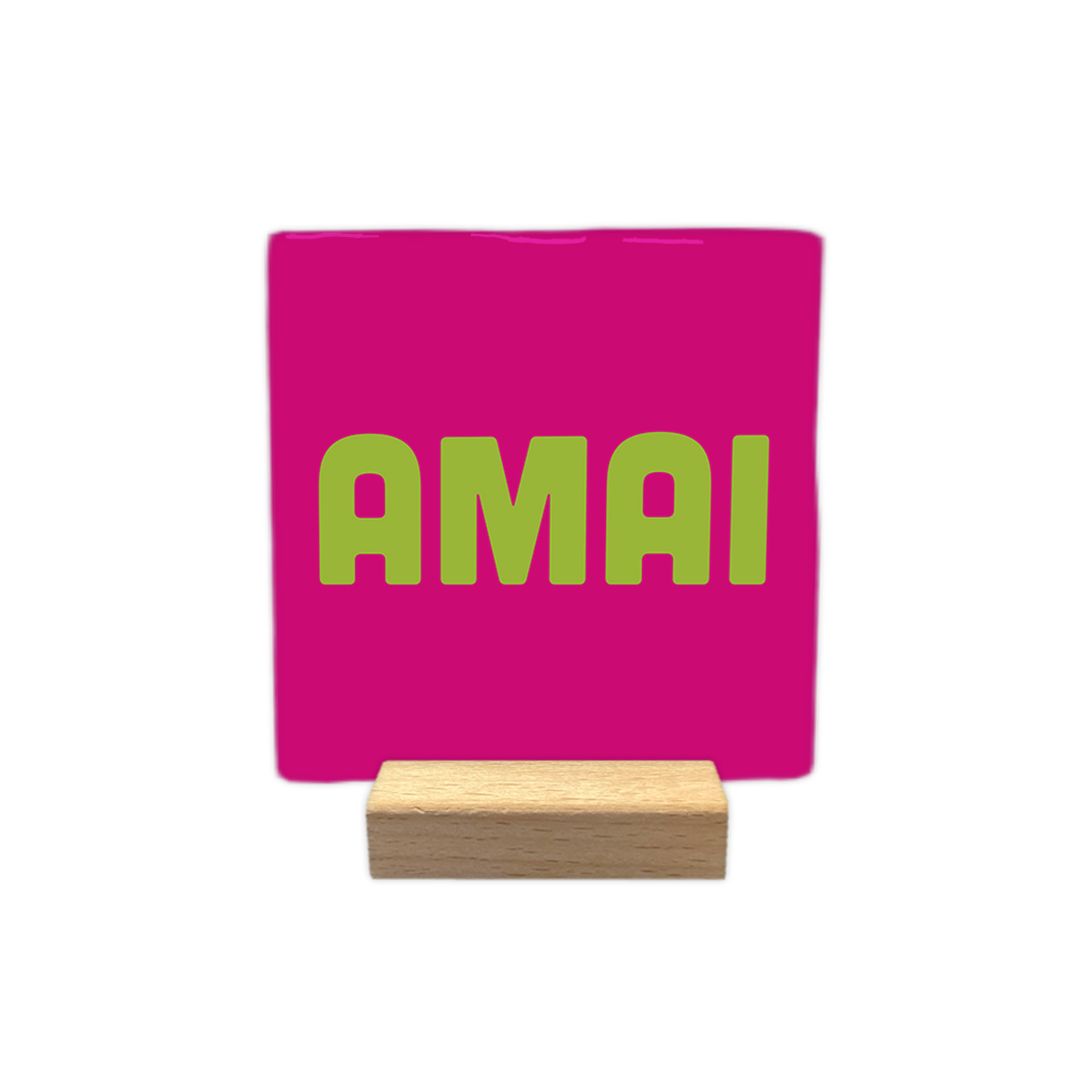 Amai - Decoratie tegel - Formaat: - Op deze decoratie tegel staat de tekst "AMAI" in grote, lichtgroene letters centraal afgebeeld. De achtergrond van de tegel is felroze van kleur. - Snelwenskaart