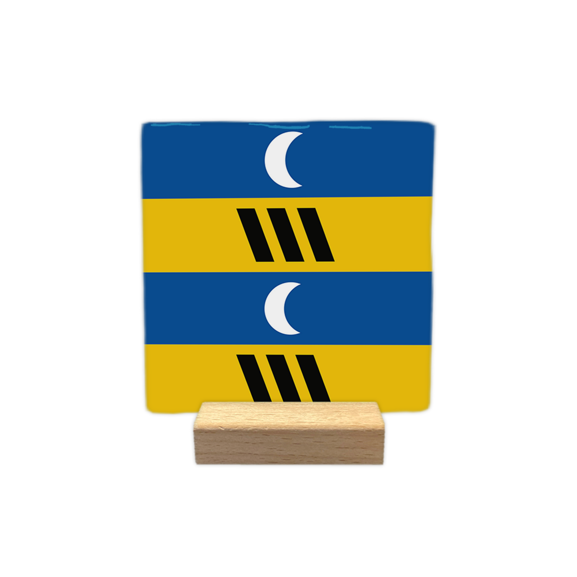 Ameland - Decoratie tegel - Formaat: - Op deze decoratie tegel zijn horizontale banen in blauw en geel te zien. In de twee blauwe banen is telkens een witte halve maan geplaatst. De twee gele banen bevatten elk drie schuin geplaatste zwarte balkjes. - Snelwenskaart