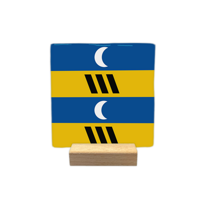 Ameland - Decoratie tegel - Formaat: - Op deze decoratie tegel zijn horizontale banen in blauw en geel te zien. In de twee blauwe banen is telkens een witte halve maan geplaatst. De twee gele banen bevatten elk drie schuin geplaatste zwarte balkjes. - Snelwenskaart