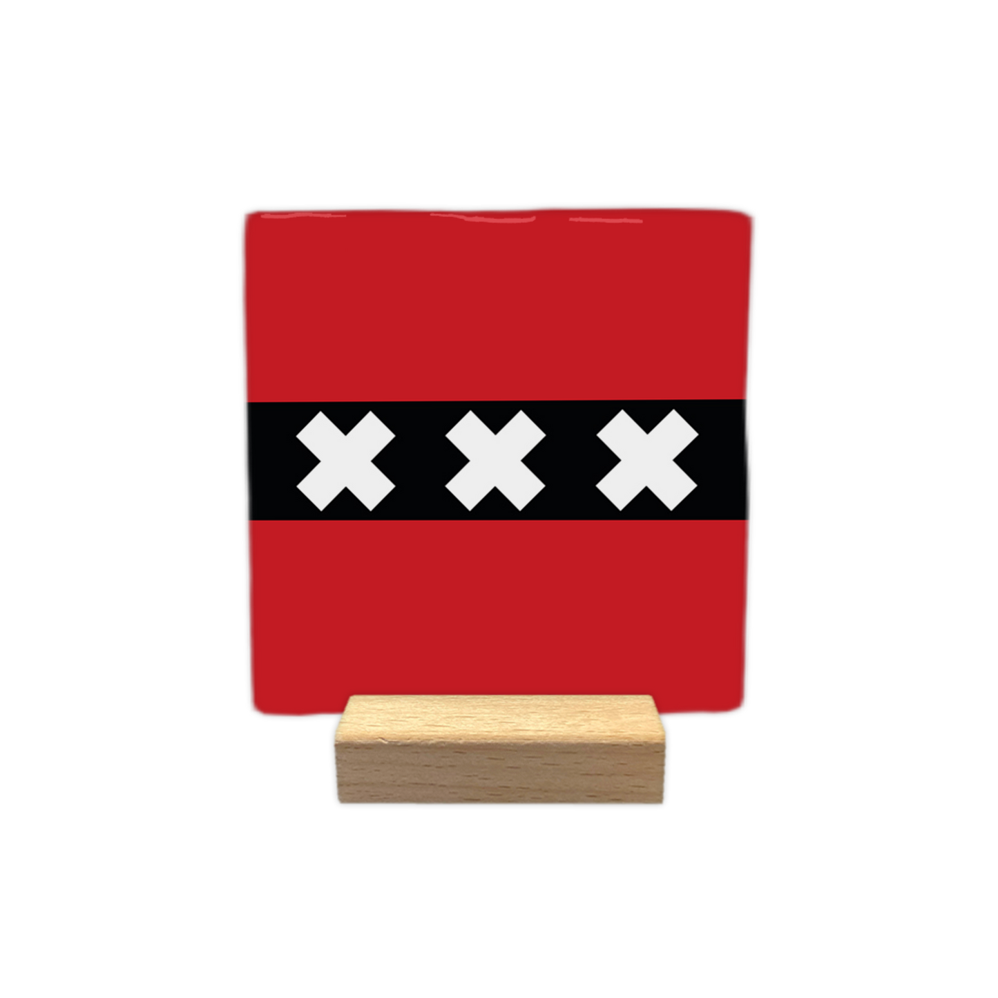Amsterdam - Decoratie tegel - Formaat: - Op deze decoratie tegel staat een rood vlak met daarin een horizontale zwarte baan in het midden. Op deze zwarte baan zijn drie witte kruisen naast elkaar geplaatst. Dit ontwerp komt overeen met de vlag van Amsterdam. - Snelwenskaart