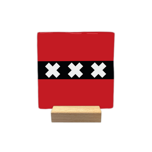 Amsterdam - Decoratie tegel - Formaat: - Op deze decoratie tegel staat een rood vlak met daarin een horizontale zwarte baan in het midden. Op deze zwarte baan zijn drie witte kruisen naast elkaar geplaatst. Dit ontwerp komt overeen met de vlag van Amsterdam. - Snelwenskaart
